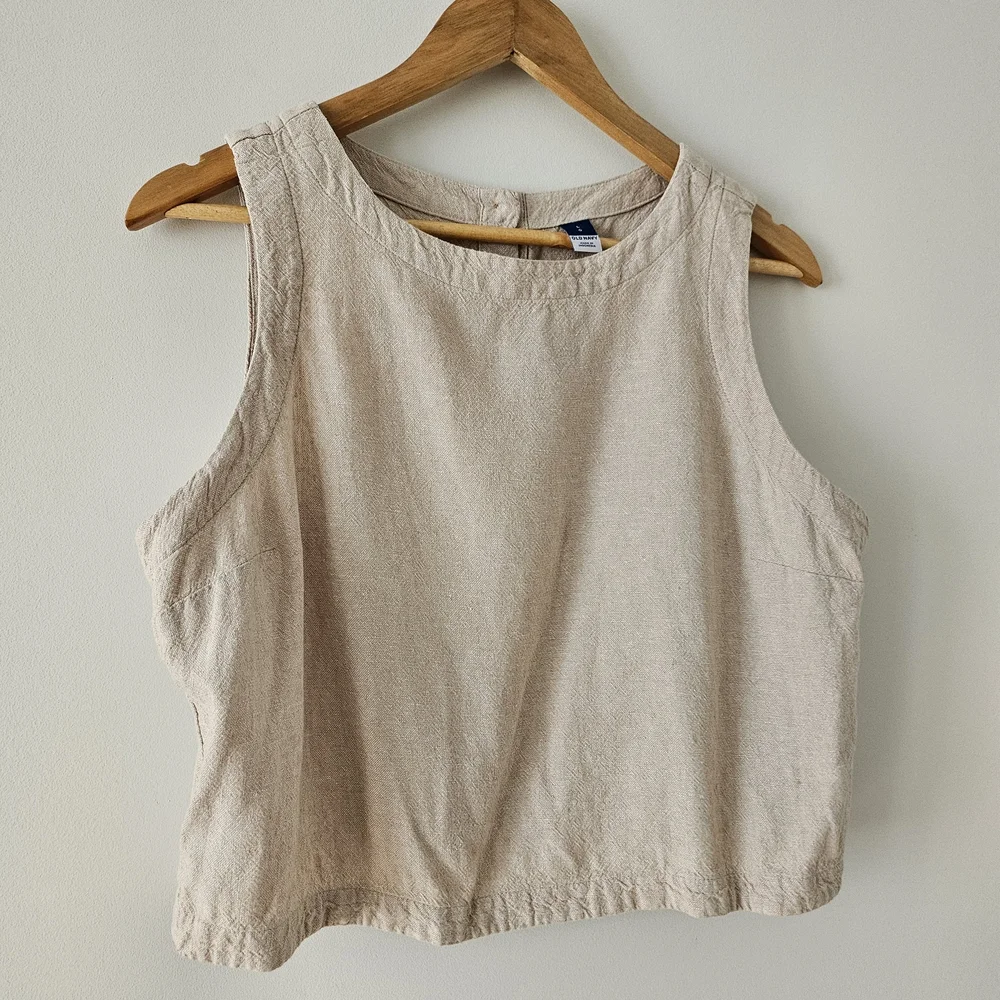 Elegant Sleeveless Top and Skirt Set - Picture 3 of 6